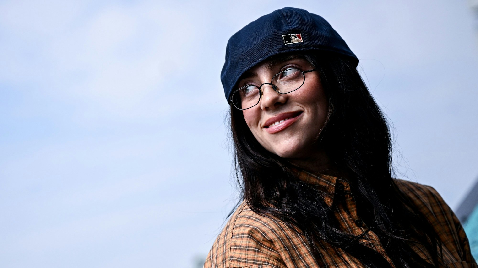 Die US-amerikanische Sängerin Billie Eilish lächelt bei ihrem Berlinbesuch.