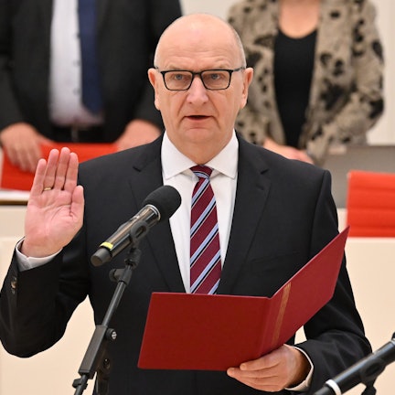 11.12.2024, Brandenburg, Potsdam: Dietmar Woidke (M), Ministerpräsident von Brandenburg, bei seiner vereidigung zum Ministerpräsidenten. Woidke bekam im zweiten Wahlgang die absolute Mehrheit der Stimmen. Foto: Sebastian Christoph Gollnow/dpa +++ dpa-Bildfunk +++