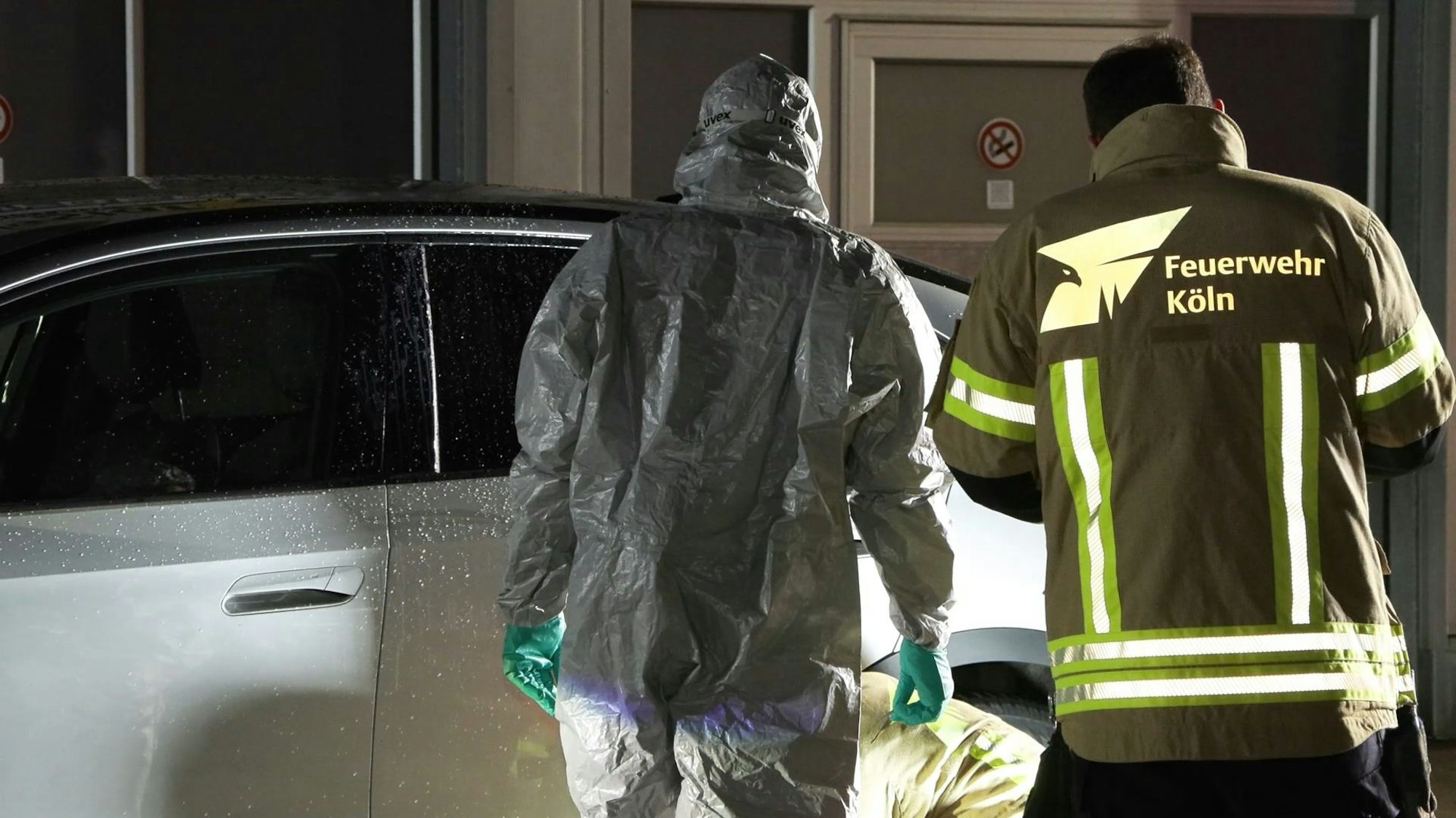 Experten untersuchen ein Auto an einer Waschanlage. Ein 42 Jahre alter Mann ist bei einem mutmaßlichen Säureangriff lebensgefährlich verletzt worden.