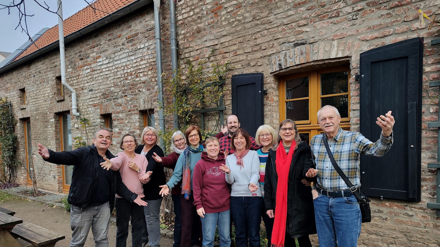 Eine Gruppe von Mitwirkenden des Seniorennetzwerks, mit dem scheidenden Koordinator Julius Lang (5.v.r., hinten).