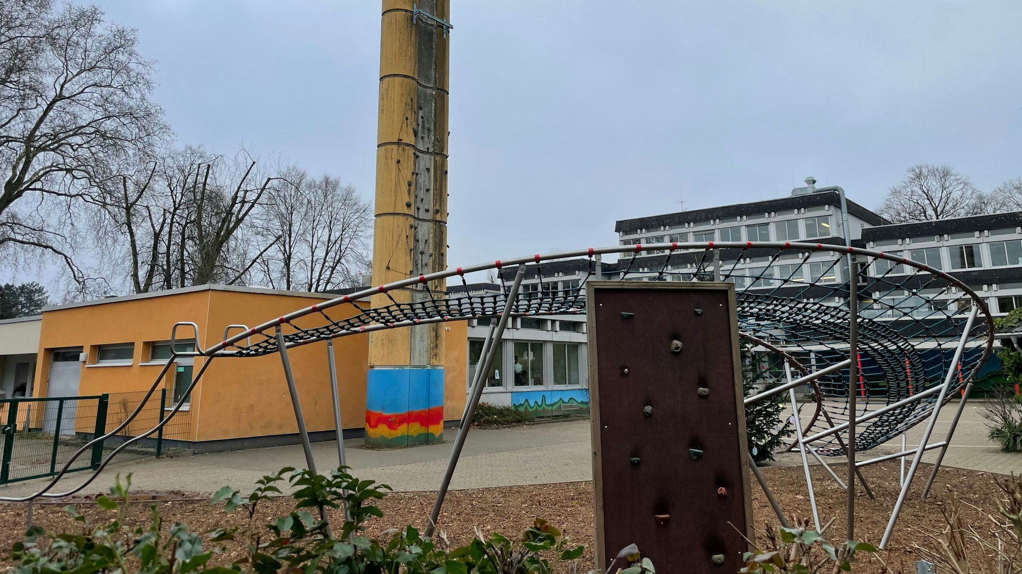 Ein leeres Schulgebäude in Leichlingen