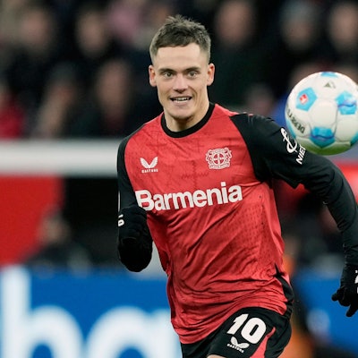 Das Bild zeigt eine Spielszene mit dem Fußballprofi Florian Wirtz.