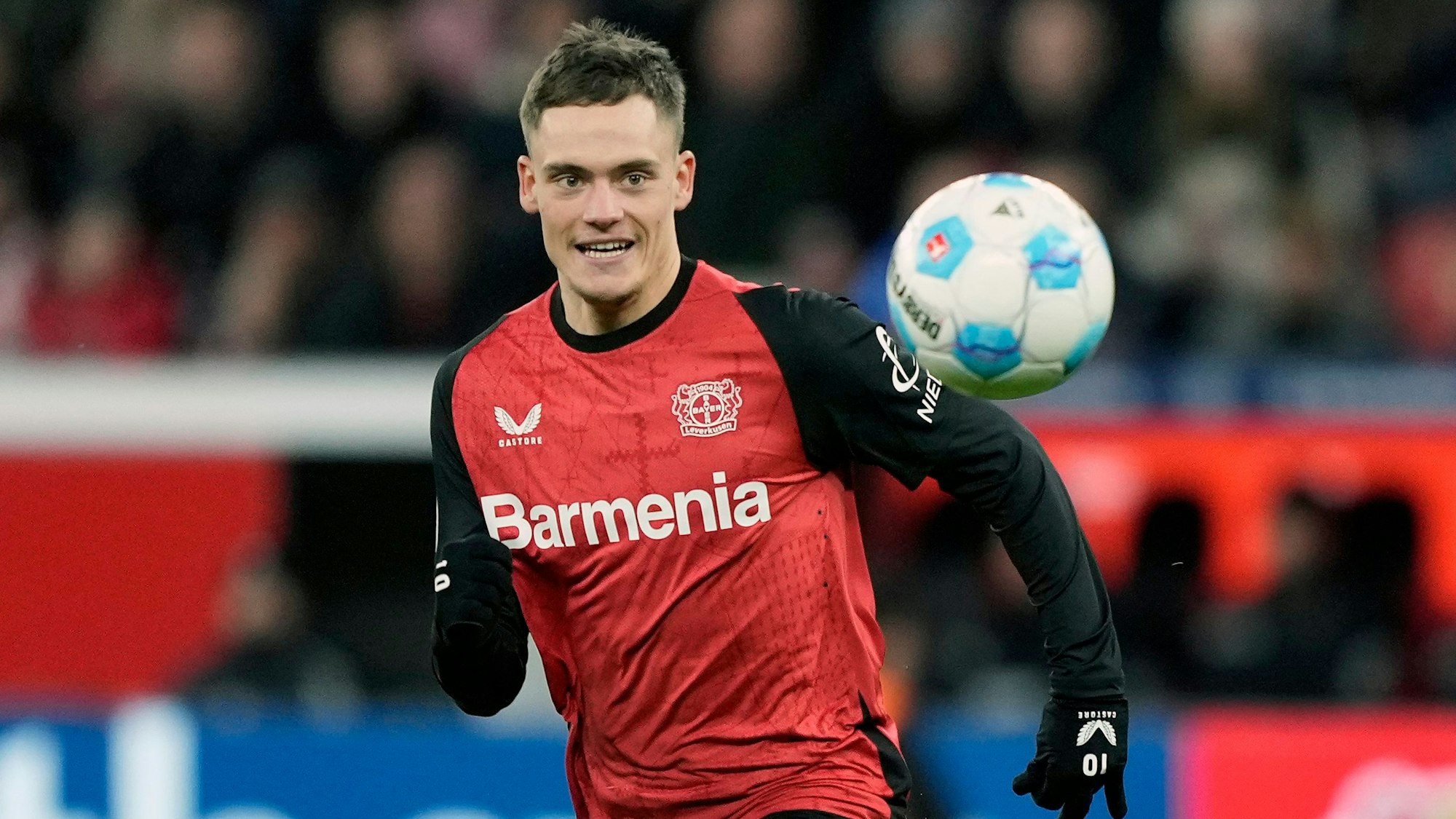 Das Bild zeigt eine Spielszene mit dem Fußballprofi Florian Wirtz.