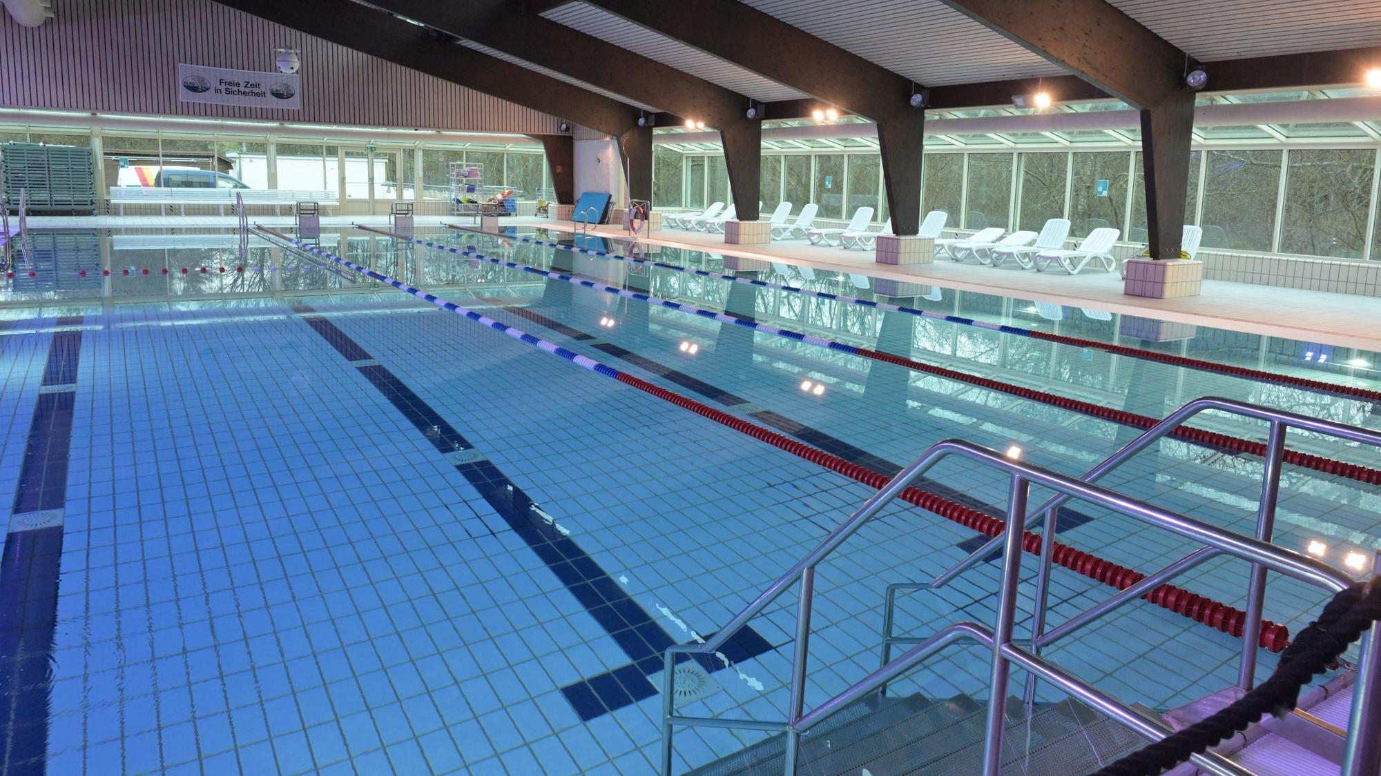 Das Schwimmbecken eines Hallenbades mit drei Bahnen und Nichtschwimmerbereich.