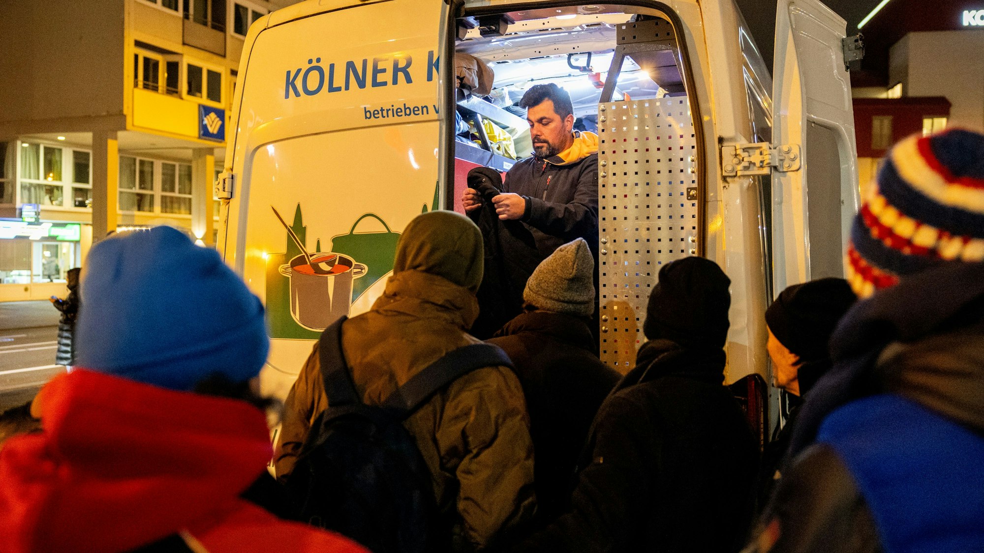 11.12.2024, Köln: Unterwegs mit dem Kältebus auf dem Breslauer Platz.
copyright Michael Bause