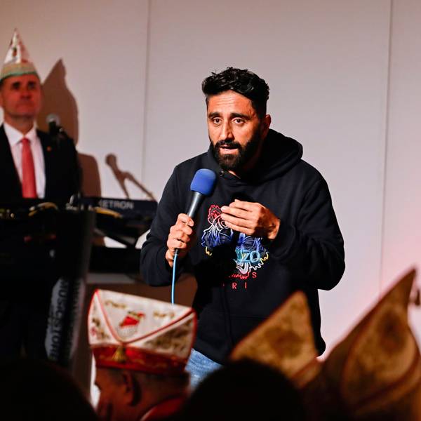 Djavid redet vor Karnevalisten im Gürzenich.