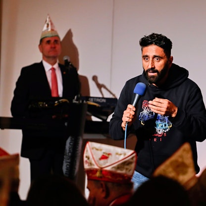Djavid redet vor Karnevalisten im Gürzenich.