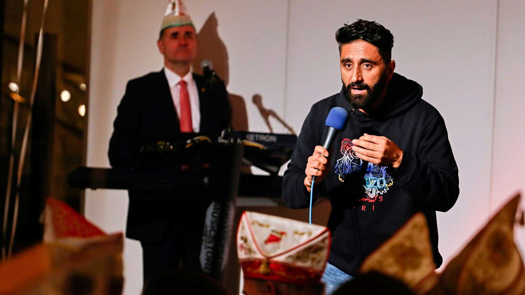 Djavid redet vor Karnevalisten im Gürzenich.