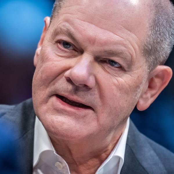 Bundeskanzler Olaf Scholz (SPD) nimmt an der Live-Radioshow „Studio 9“ des Deutschlandfunks teil.