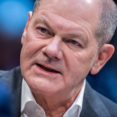 Bundeskanzler Olaf Scholz (SPD) nimmt an der Live-Radioshow „Studio 9“ des Deutschlandfunks teil.