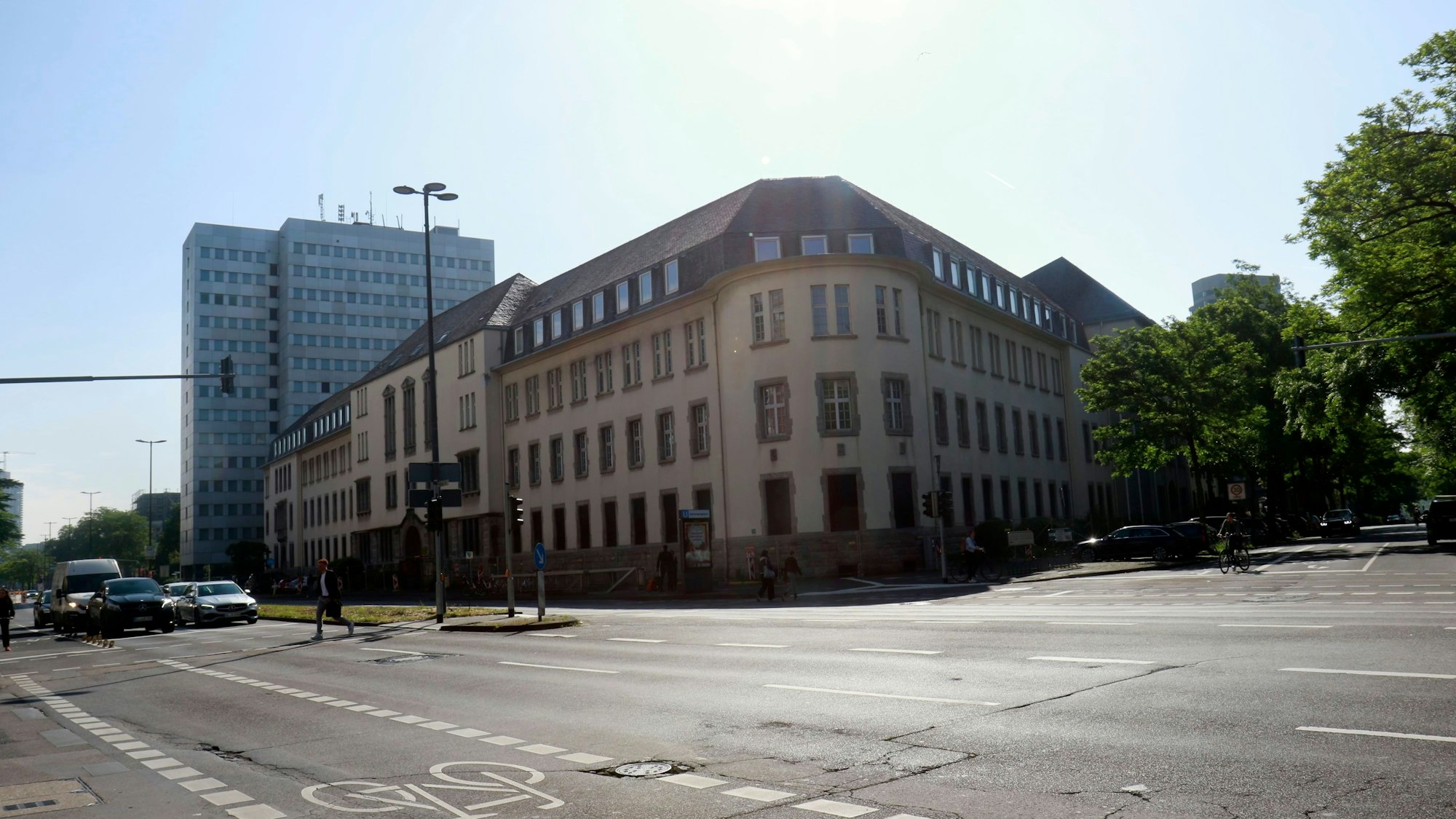 Das Bild zeigt die Außenansicht der ehemaligen Oberfinanzdirektion an der Riehler Straße.