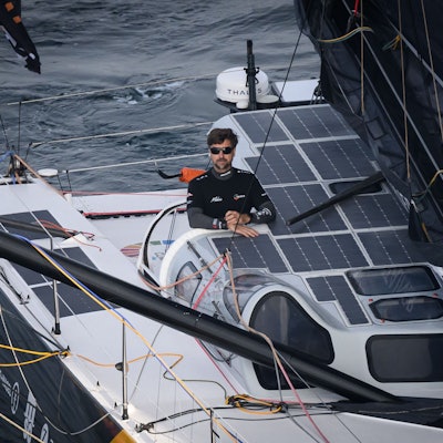 Boris Herrmann steht an Deck seiner Malizia-Seaexplorer.