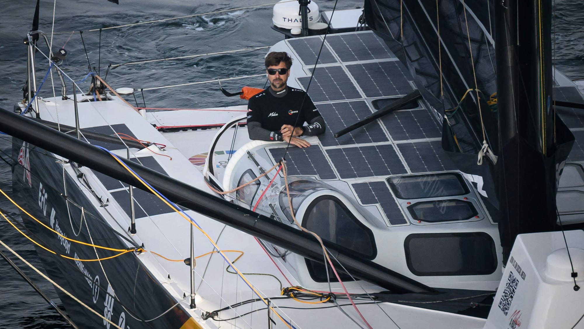 Boris Herrmann steht an Deck seiner Malizia-Seaexplorer.