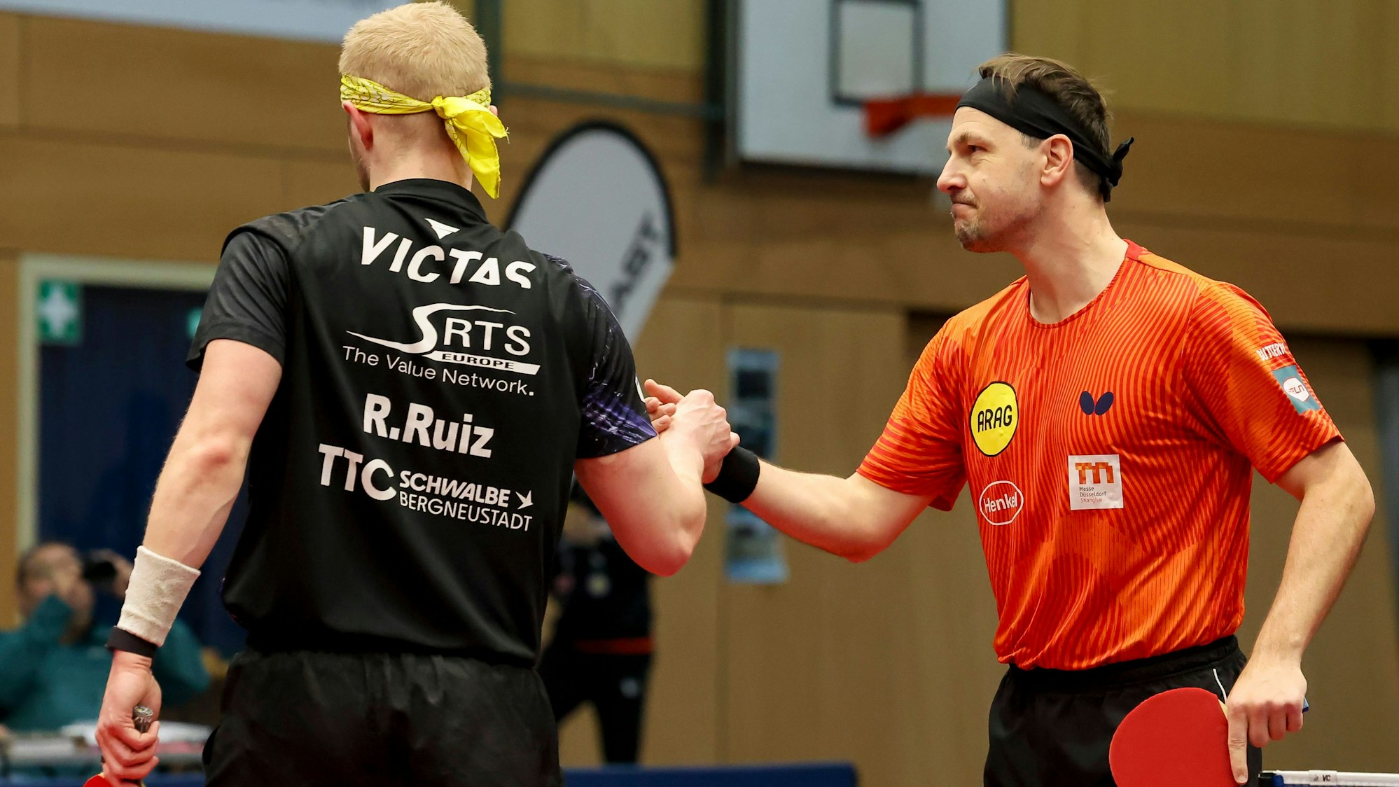 Nach dem Spiel verabschiedete sich Timo Boll von Romain Ruiz per Handschlag.