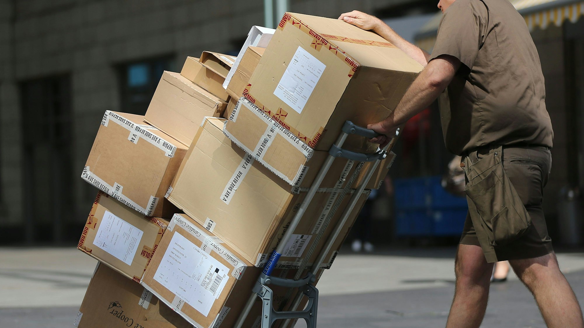 Ein Paketbote liefert Pakete aus. (Archiv)