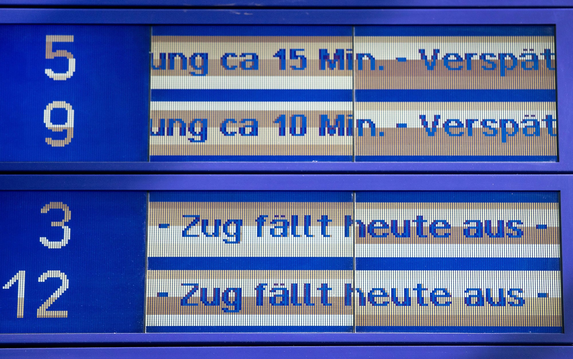 Eine Anzeigentafel zeigt Zugverspätungen und Zugausfälle an. (Archivbild)