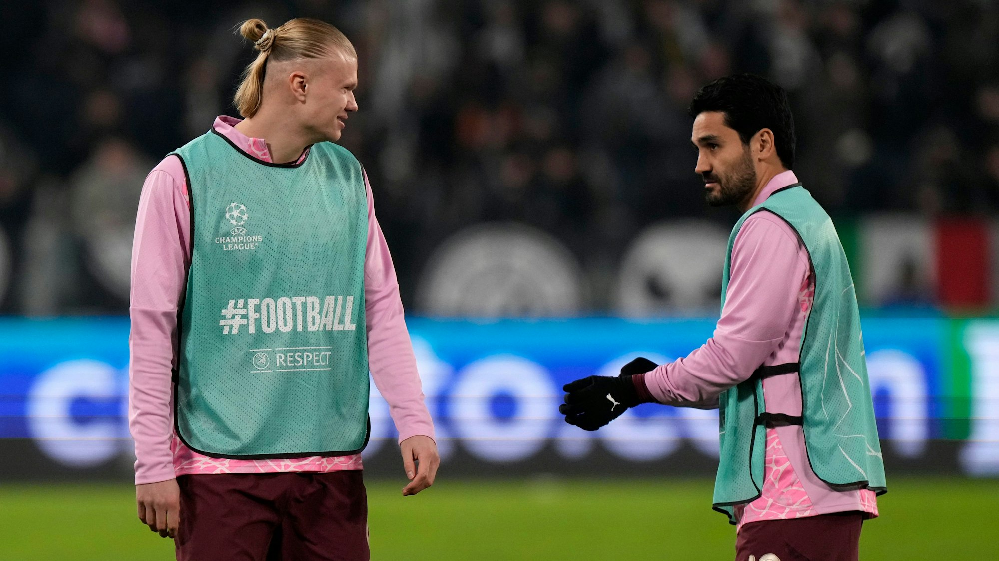 Manchester Citys Erling Haaland und Ilkay Gundogan besprechen sich vor dem Spiel in Turin auf dem Platz. Das Team von Pep Guardiola steckt aktuell in einer sporlichen Krise.