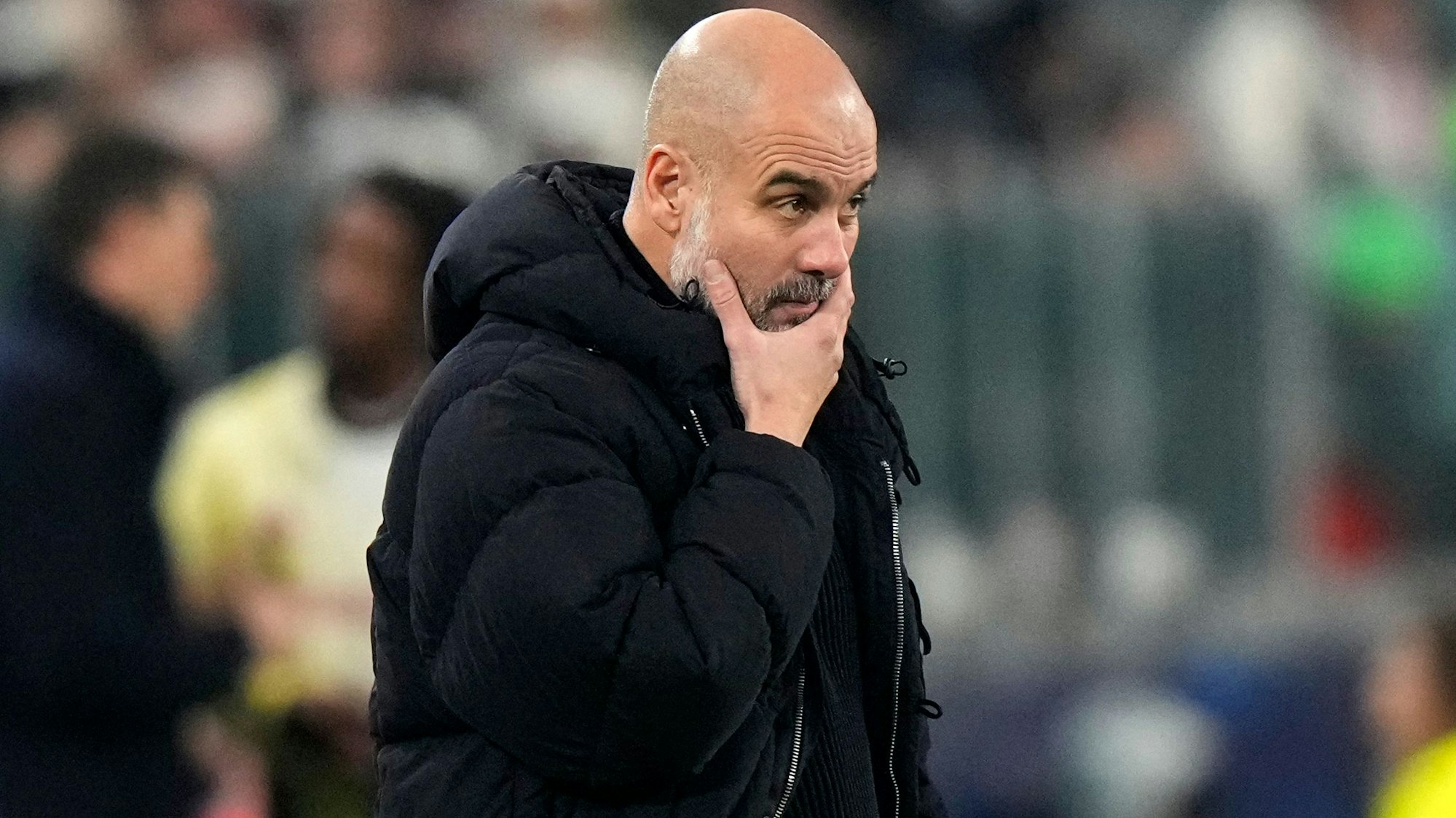 dpatopbilder - 11.12.2024, Italien, Turin: Fußball: Champions League, Juventus Turin - Manchester City, Vorrunde, 6. Spieltag,im Allianz Stadium. Manchester Citys Cheftrainer Pep Guardiola reagiert während des Spiels. Foto: Luca Bruno/AP/dpa +++ dpa-Bildfunk +++