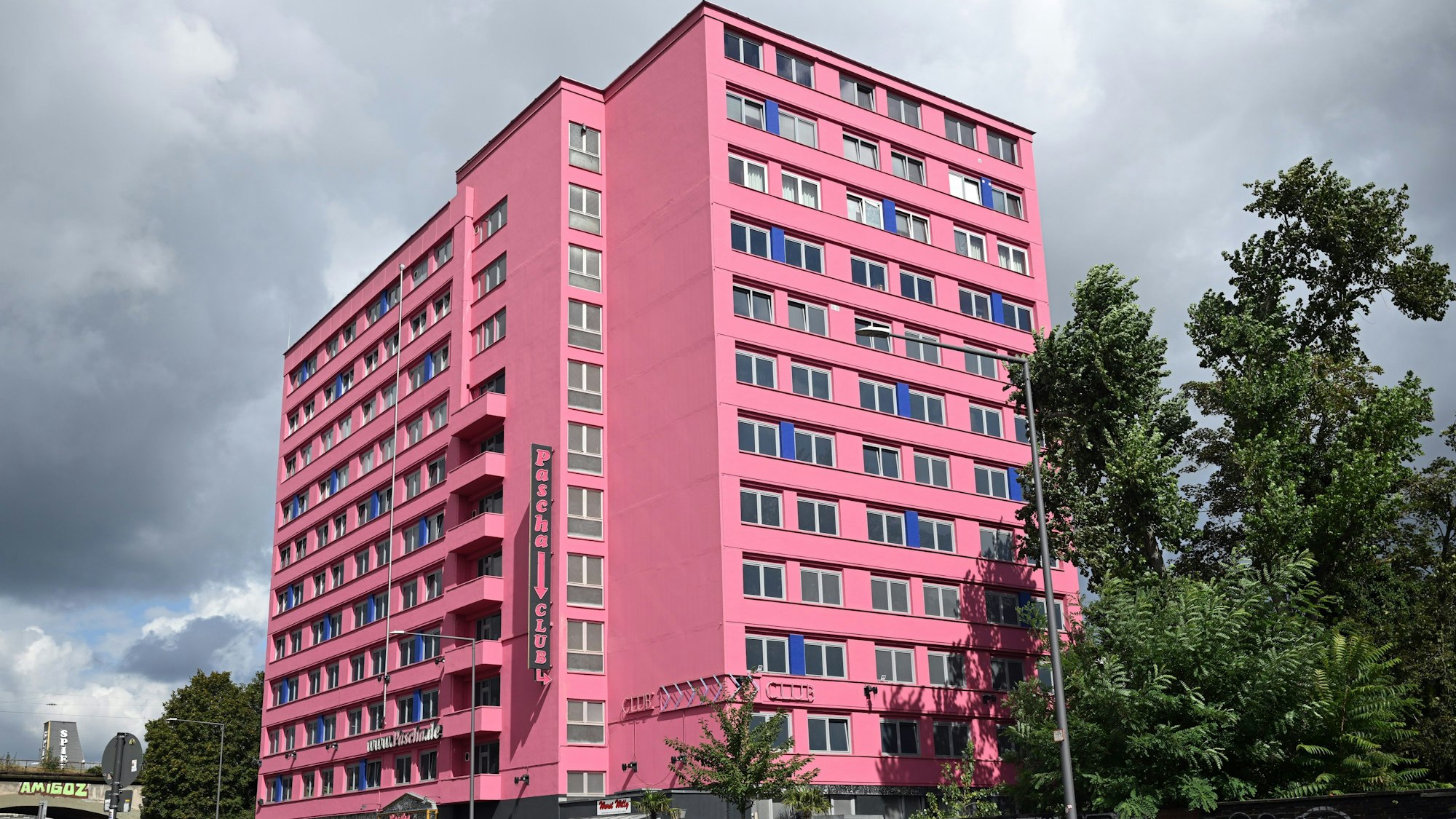 Autos stehen während einer vor dem Bordell: Die Staatsanwaltschaft hatte das Kölner Pascha im August beschlagnahmt. Hintergrund sind Ermittlungen gegen eine mutmaßliche Schleuserbande. Nun wird wegen Geldwäsche-Verdachts ermittelt.