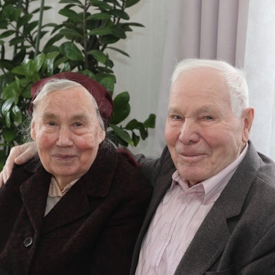 Bild der beiden Ehe-Jubilare, wie sie nebeneinander sitzen und in die Kamera lächeln.