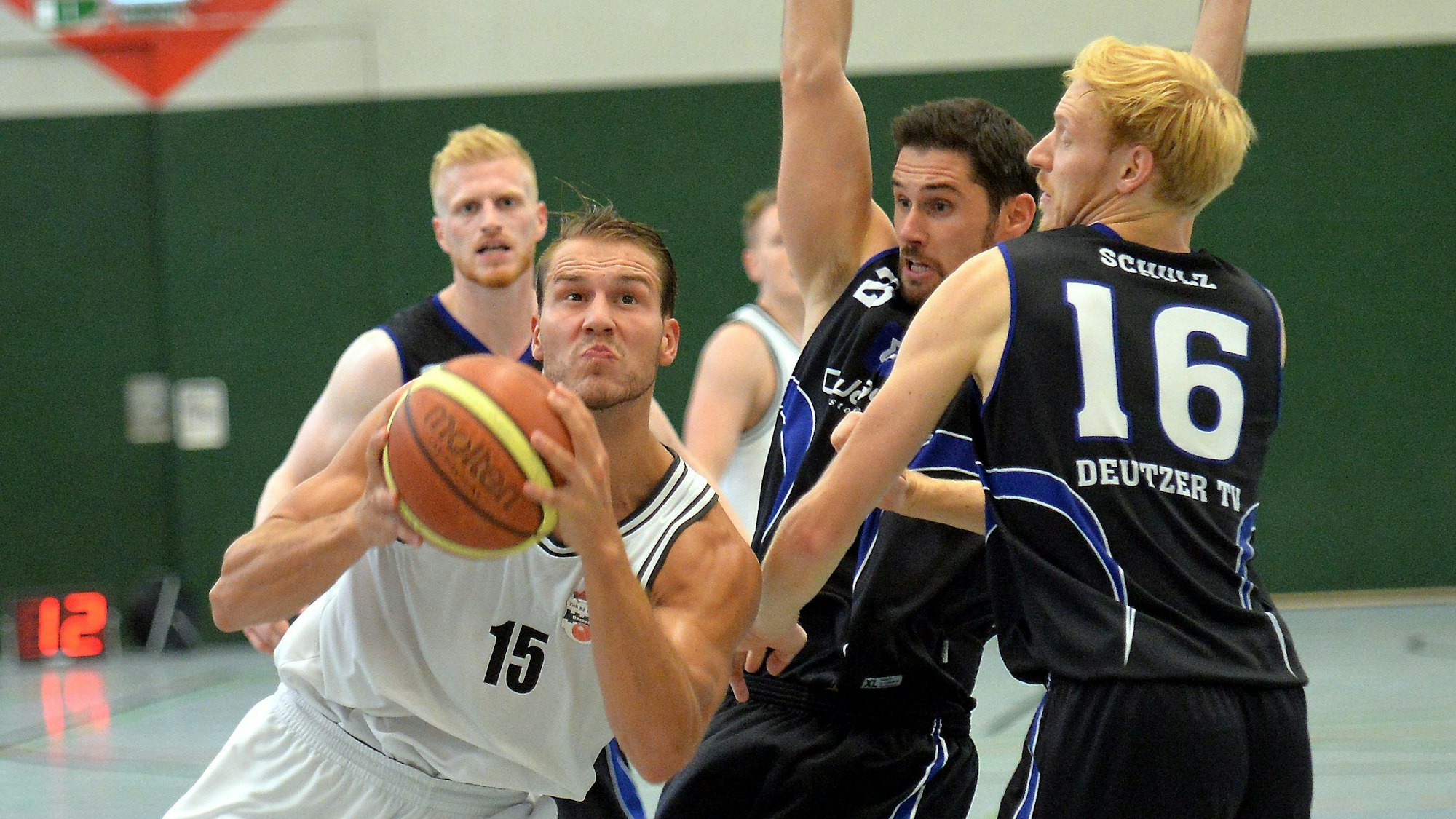 Basketball
Tus 82 Opladen - Deutzer TV
links: Höhfeld (Opladen)
mitte: Anselm (Deutz)
rechts: Schulz (Deutz)
Foto: Uli Herhaus