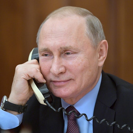 Der russische Präsident Wladimir Putin am Telefon. Trumps Zollpolitik sorgt für Freude in Russland. (Archivbild)