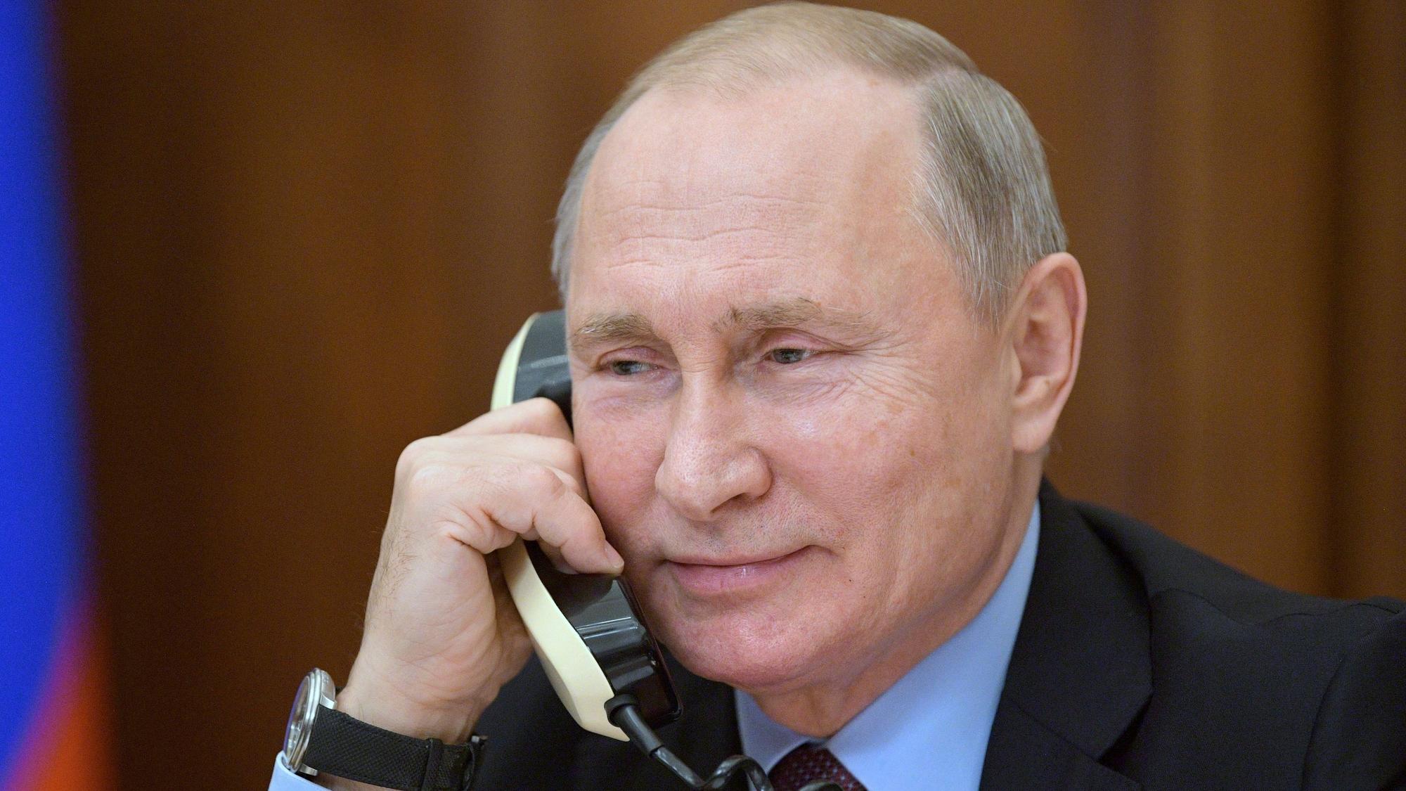 Der russische Präsident Wladimir Putin während eines Telefonats (Symbolbild)