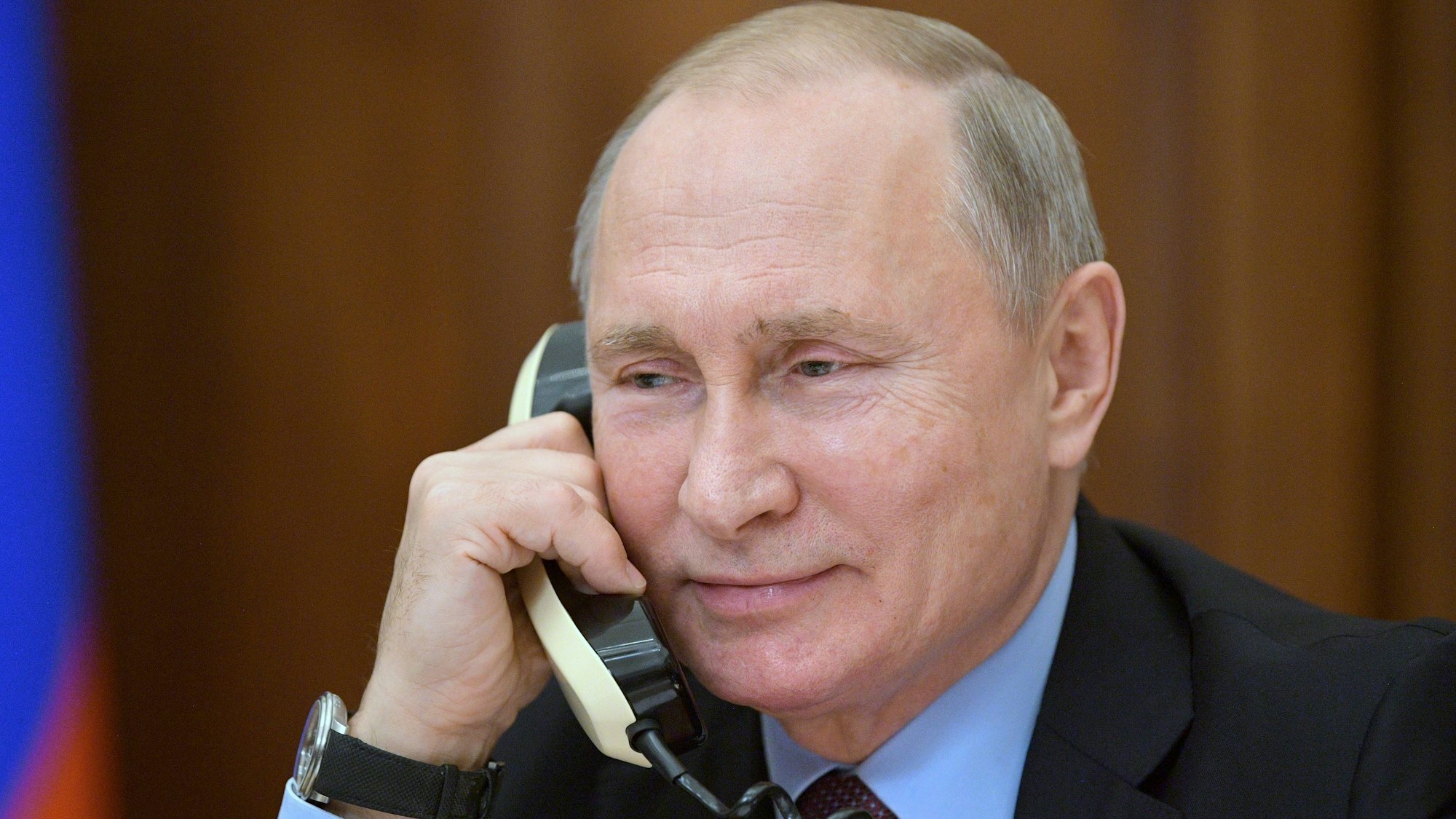 Der russische Präsident Wladimir Putin während eines Telefonats (Symbolbild)