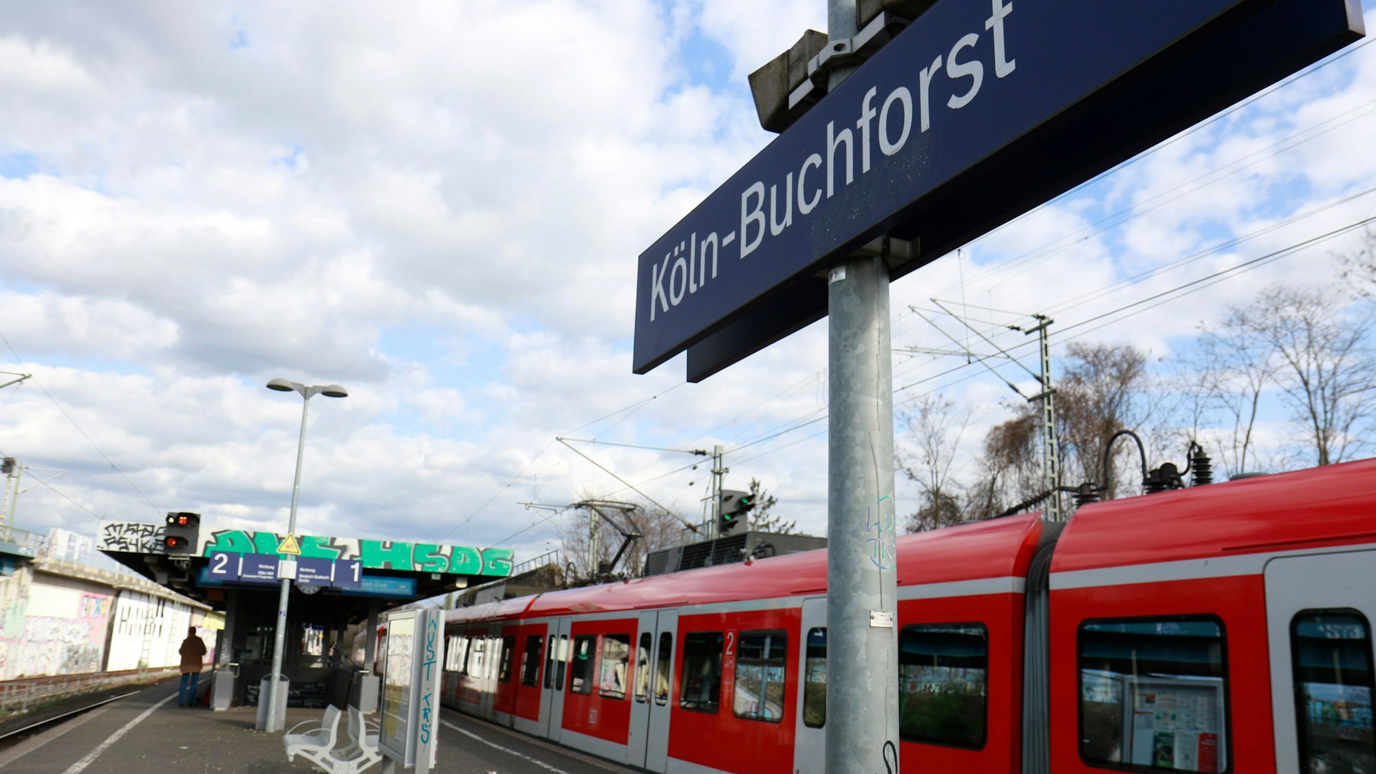 Der Bahnhof Buchforst ist zu sehen und eine haltende S-Bahn.