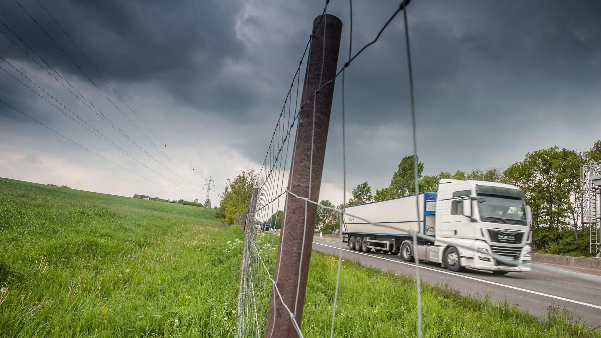 Feld und Autobahn am Fester Weg