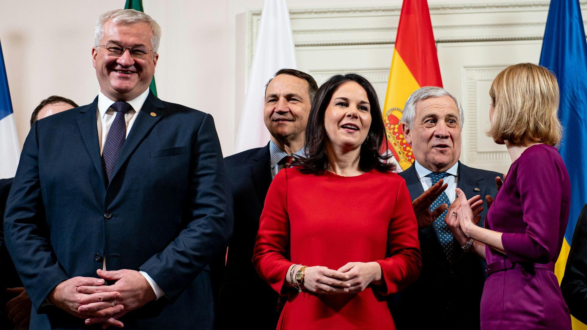 Andrij Sybiha, Radoslaw Sikorski, Annalena Baerbock, Antonio Tajani und Kaja Kallas, EU-Außenbeauftragte, kommen beim Treffen der EU-Außenminister zusammen.