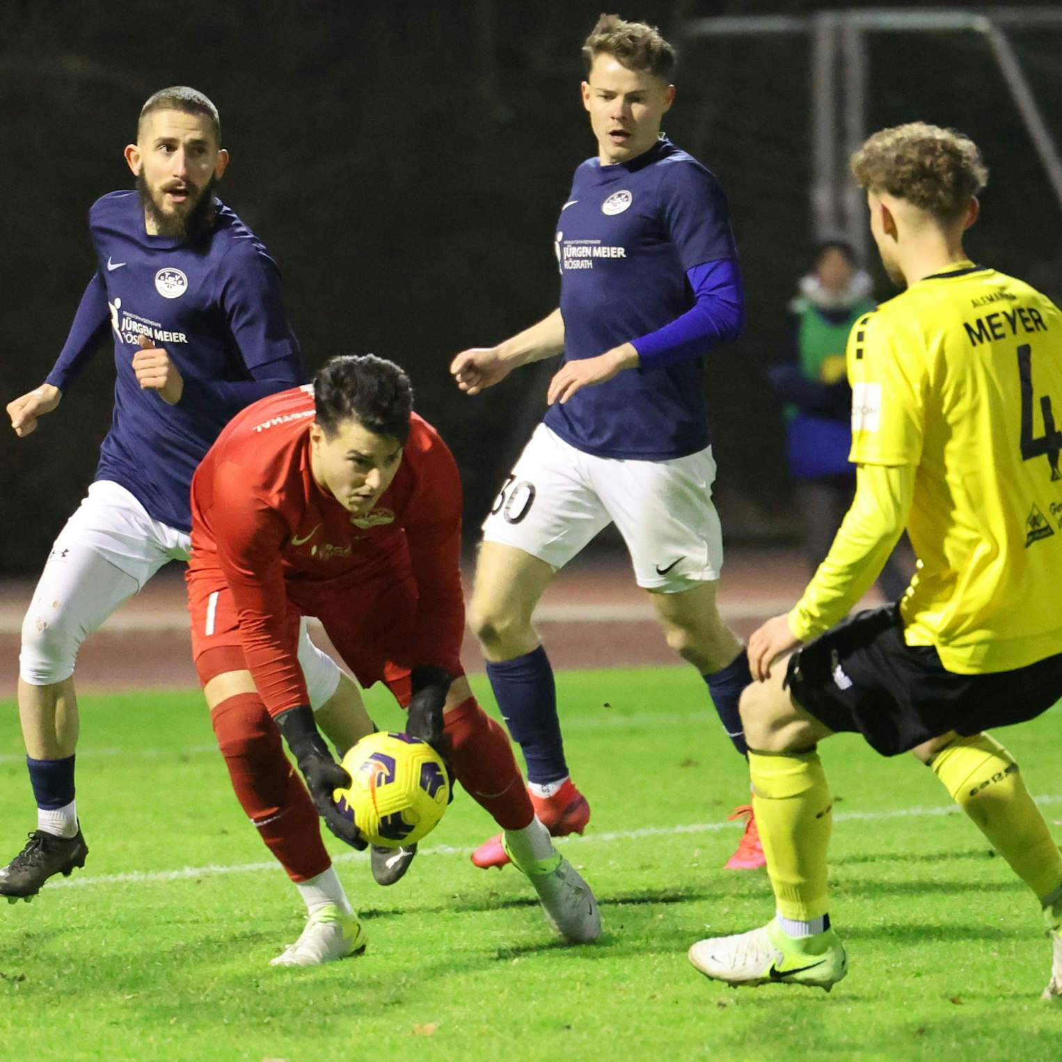 TVH-Torwart David Jäckel hält einen Ball.