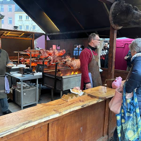 In einer Bräterei wird Schweinefleisch über offenem Feuer gegart.