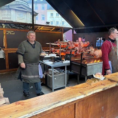 In einer Bräterei wird Schweinefleisch über offenem Feuer gegart.
