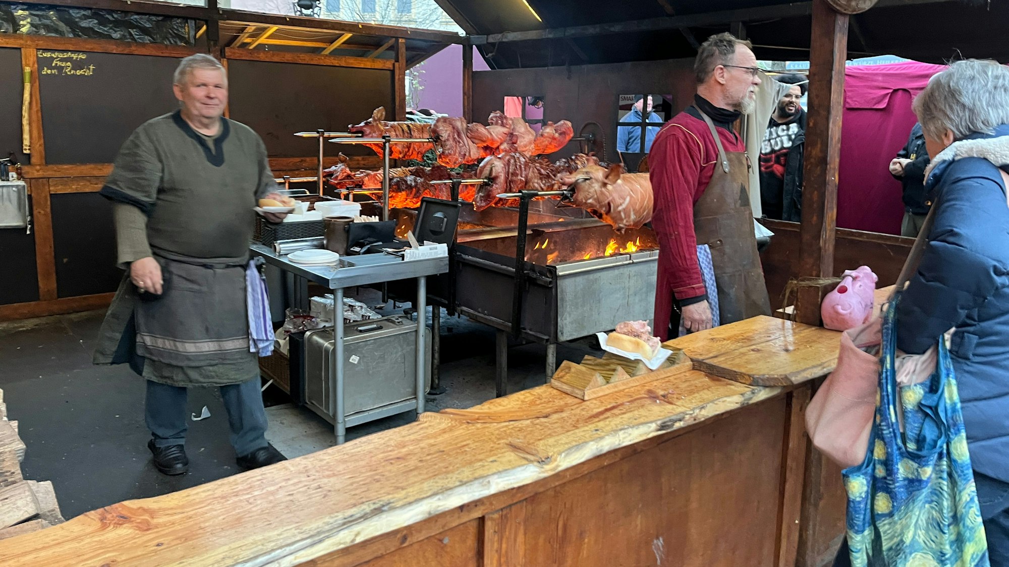 In einer Bräterei wird Schweinefleisch über offenem Feuer gegart.