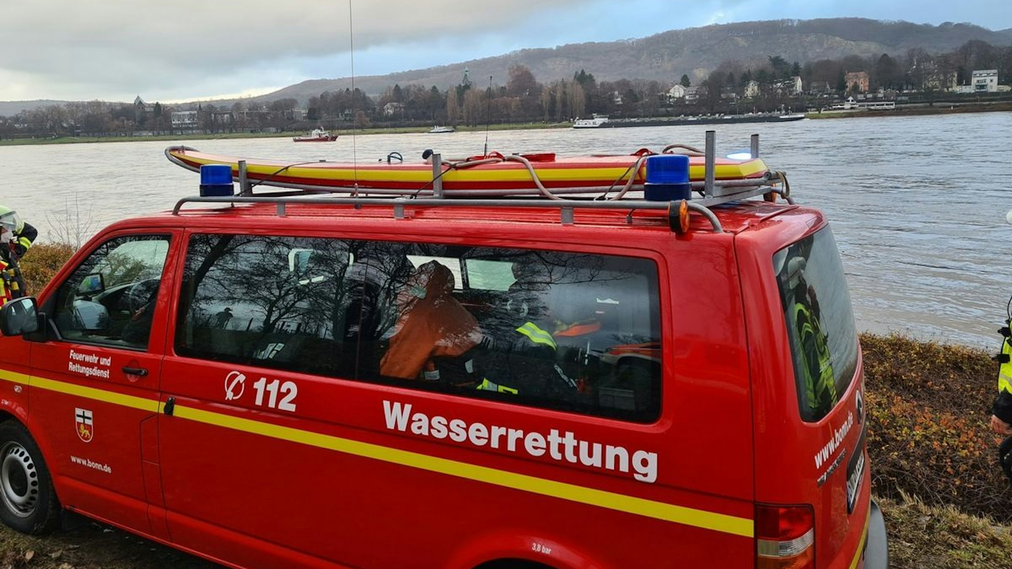 Ein Einsatzfahrzeug der Wasserrettung steht am Rhein.