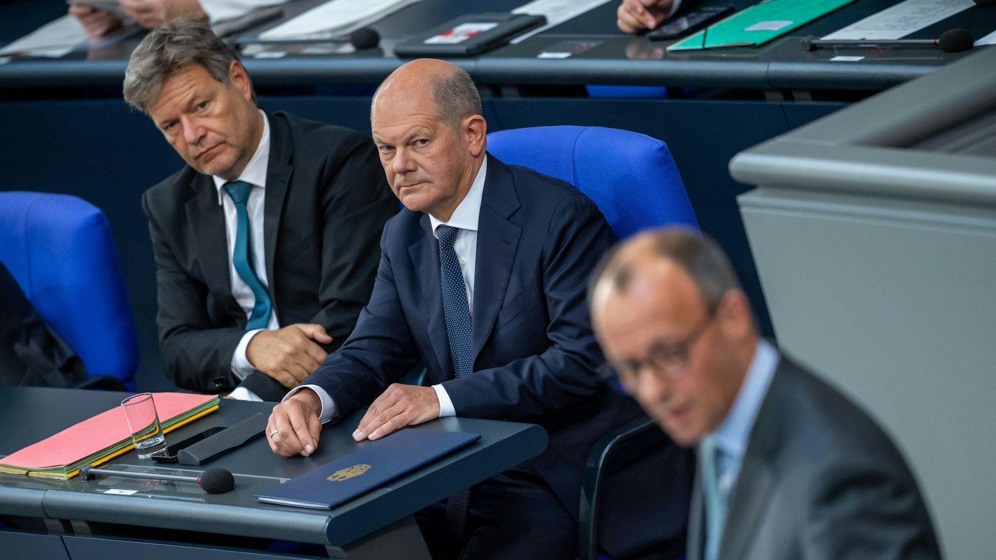 Friedrich Merz (vorne), Bundeskanzler Olaf Scholz (SPD, M) und Robert Habeck (Bündnis 90/Die Grünen) wollen Debatten im Wahlkampf nicht unter der Gürtellinie führen.