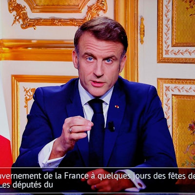 Emmanuel Macron ist auf einem Monitor in einem Kontrollraum im AFP-Hauptquartier zu sehen, als er sich während einer Fernsehübertragung aus dem Elysee-Palast an die Nation wendet.