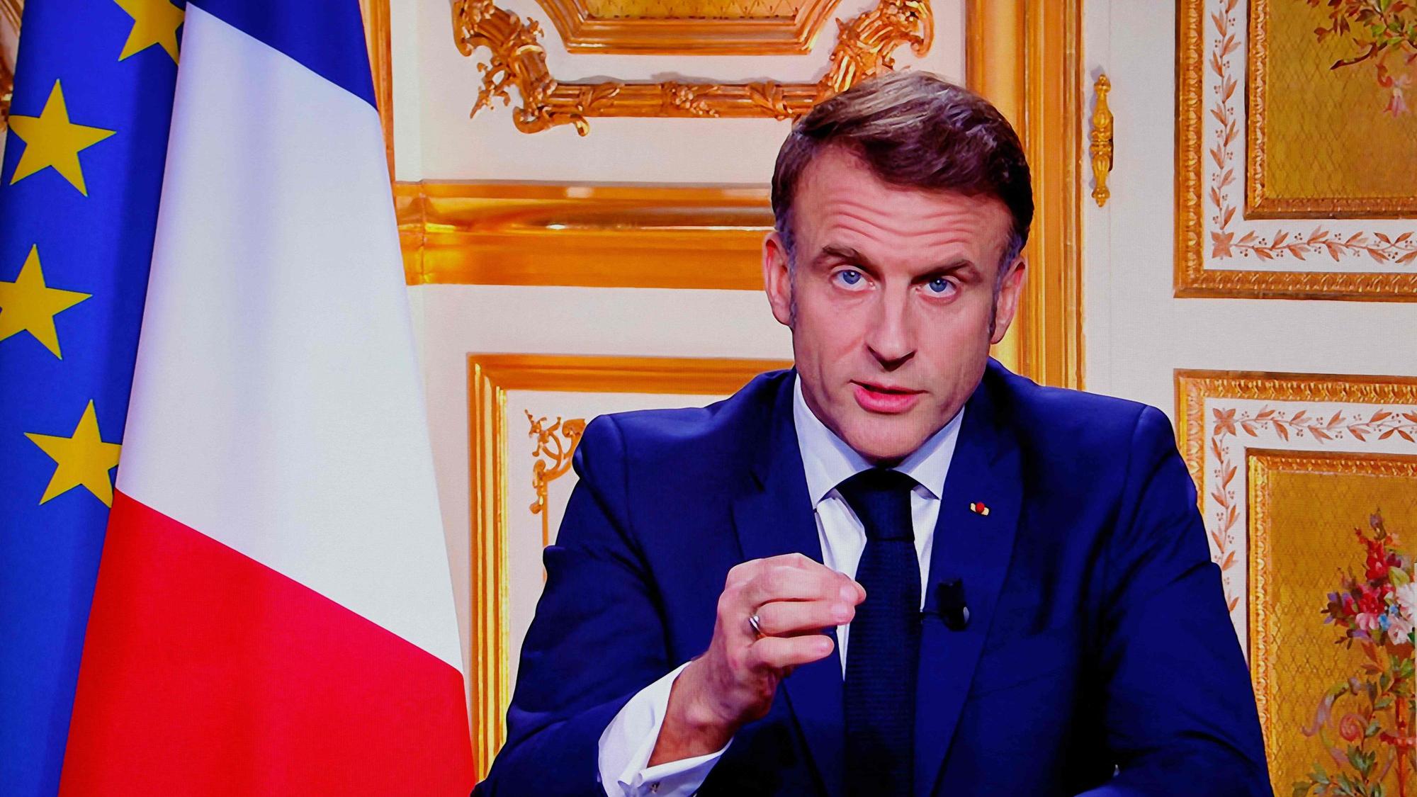 Emmanuel Macron ist auf einem Monitor in einem Kontrollraum im AFP-Hauptquartier zu sehen, als er sich während einer Fernsehübertragung aus dem Elysee-Palast an die Nation wendet.