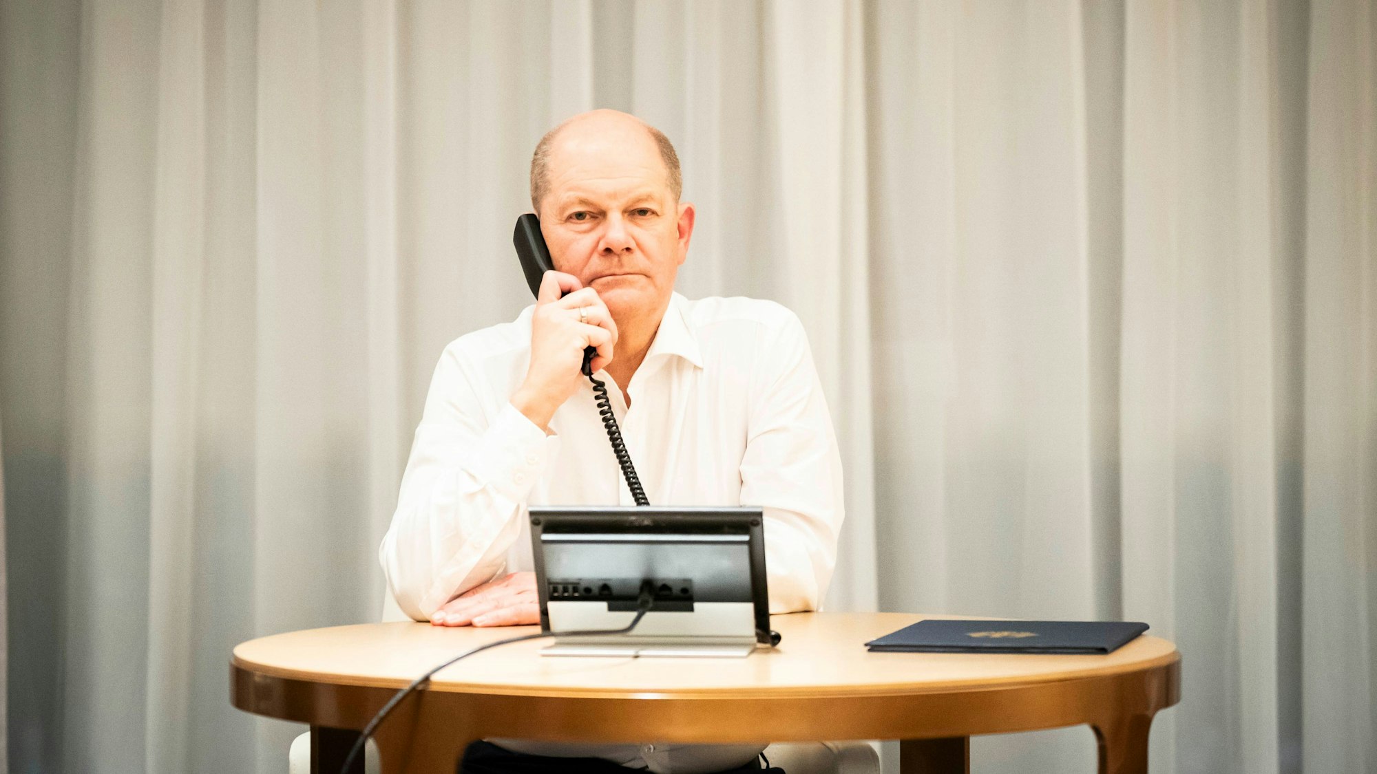 Bundeskanzler Olaf Scholz, hier während einer Telefonschaltkonferenz mit den Staats- und Regierungschefs der G7-Staaten, befand das Gespräch mit Putin als frustrierend. (Symbolbild)