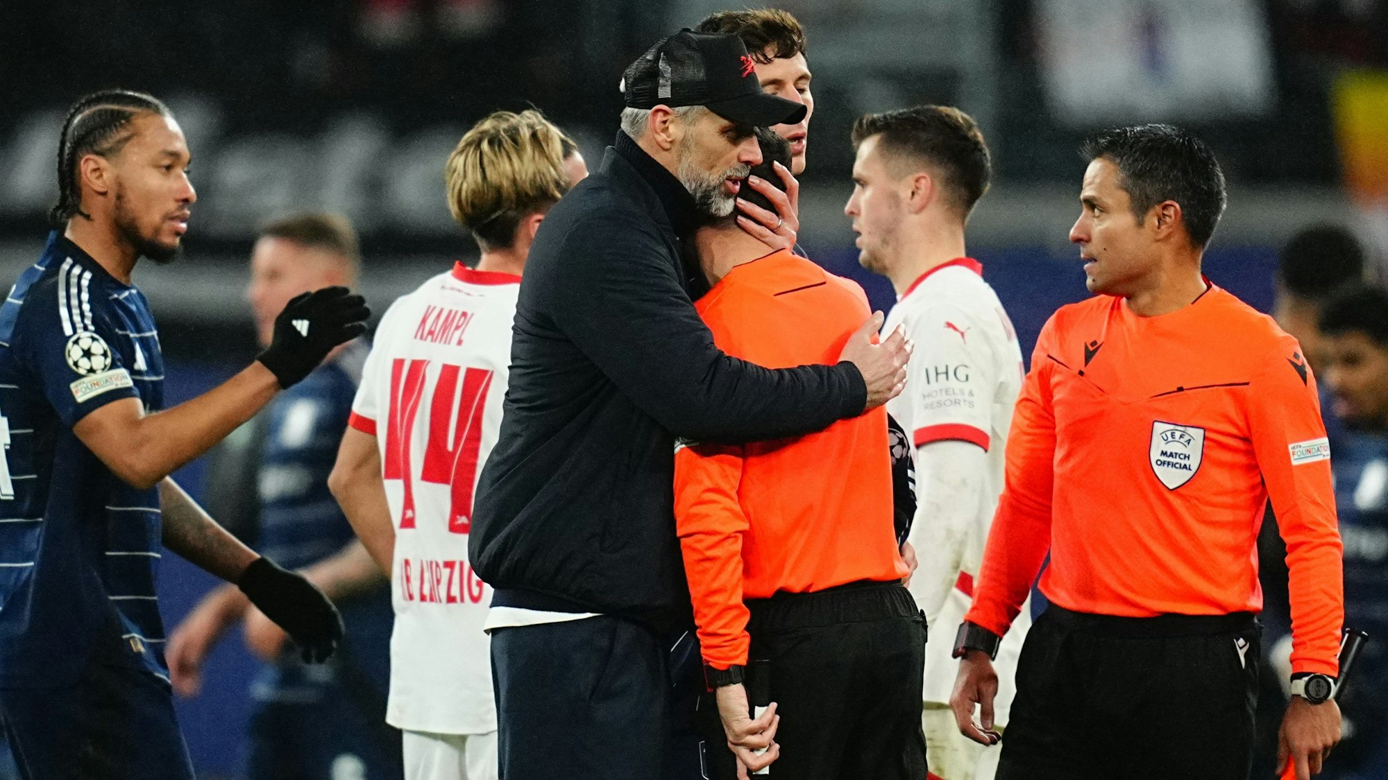 10.12.2024, Leipzig: Fußball: Champions League, RB Leipzig - Aston Villa, Vorrunde, 6. Spieltag, Red Bull Arena: Marco Rose von RB Leipzig tröstet den Linienrichter Alessandro Giallatini nach dem Spiel. Foto: Ulrik Pedersen/CSM via ZUMA Press Wire/dpa +++ dpa-Bildfunk +++
