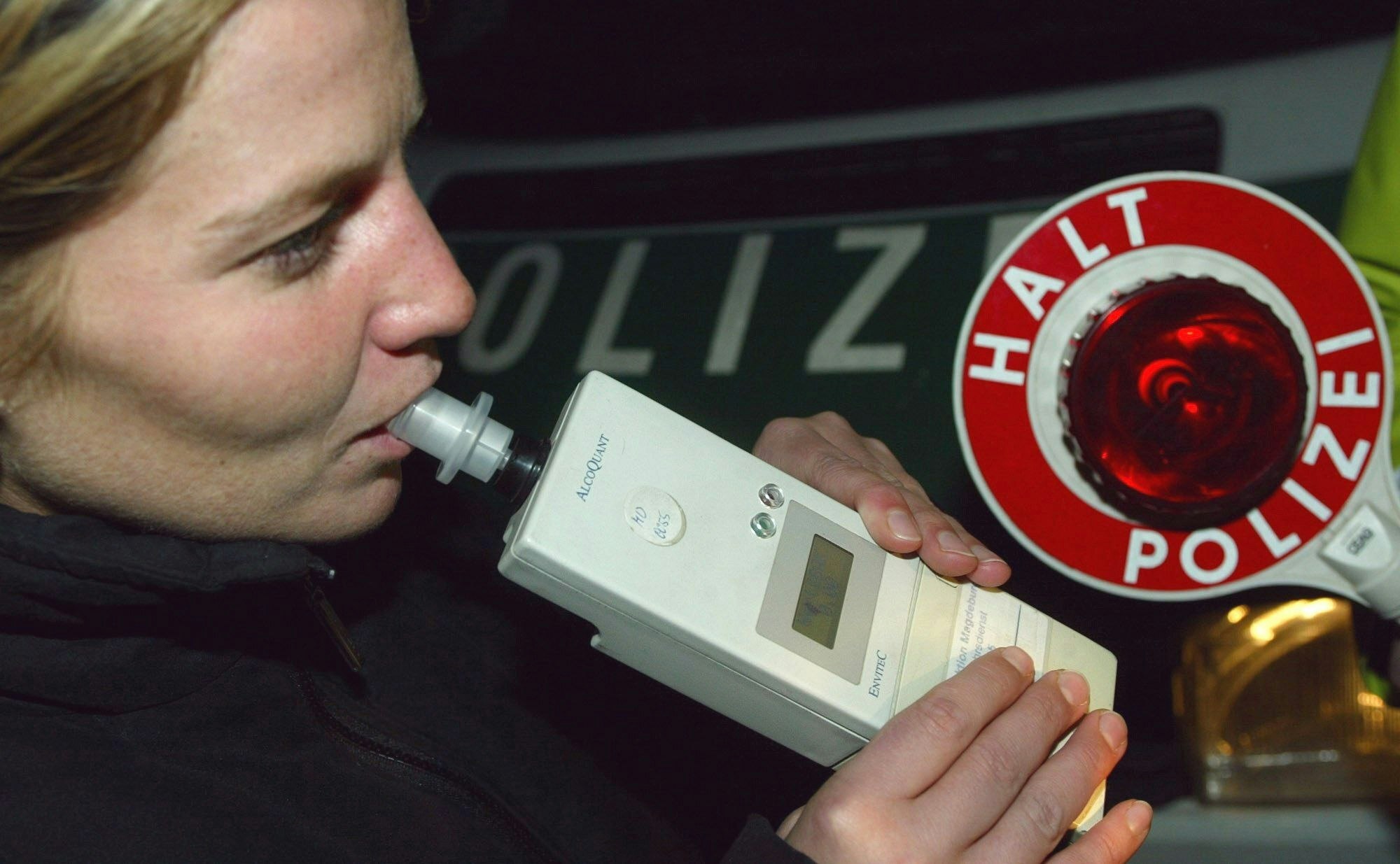 Eine Autofahrerin pustet am Samstag bei einer Verkehrskontrolle der Polizei in ein Alkohol-Atemmessgerät.
