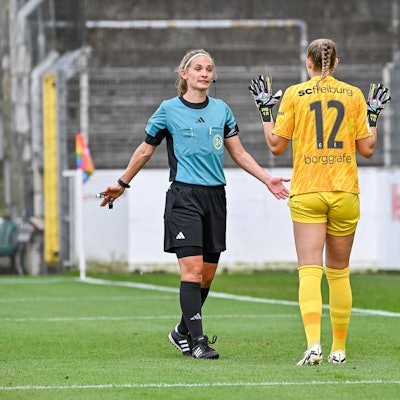 Theresa Hug 4. Offizielle laesst einen Elfmeter wiederholen. Rafaela Borggraefe SC Freiburg Frauen, 12 ist damit nicht einverstanden. GER, SC Freiburg - Bayer 04 Leverkusen, Frauen-Fussball, Google Pixel Frauen-Bundesliga, 1. Spieltag, Saison 2024/2025, 31.08.2024 DFB REGULATIONS PROHIBIT ANY USE OF PHOTOGRAPHS AS IMAGE SEQUENCES AND/OR QUASI-VIDEO GER, SC Freiburg - Bayer 04 Leverkusen, Frauen-Fussball, Google Pixel Frauen-Bundesliga, 1. Spieltag, Saison 2024/2025, 31.08.2024 Freiburg *** Theresa Hug 4 officials retake a penalty Rafaela Borggraefe SC Freiburg Frauen, 12 does not agree GER, SC Freiburg Bayer 04 Leverkusen, Frauen Fussball, Google Pixel Frauen Bundesliga, 1 Spieltag, Saison 2024 2025, 31 08 2024 DFB REGULATES PROHIBIT ANY USE OF PHOTOGRAPHS AS IMAGE SEQUENCES AND OR QUASI VIDEO GER, SC Freiburg Bayer 04 Leverkusen, Women Football, Google Pixel Women Bundesliga, 1 Matchday, Season 2024 2025, 31 08 2024 Freiburg Copyright: xEibner-Pressefoto/ThomasxHessx EP_THS