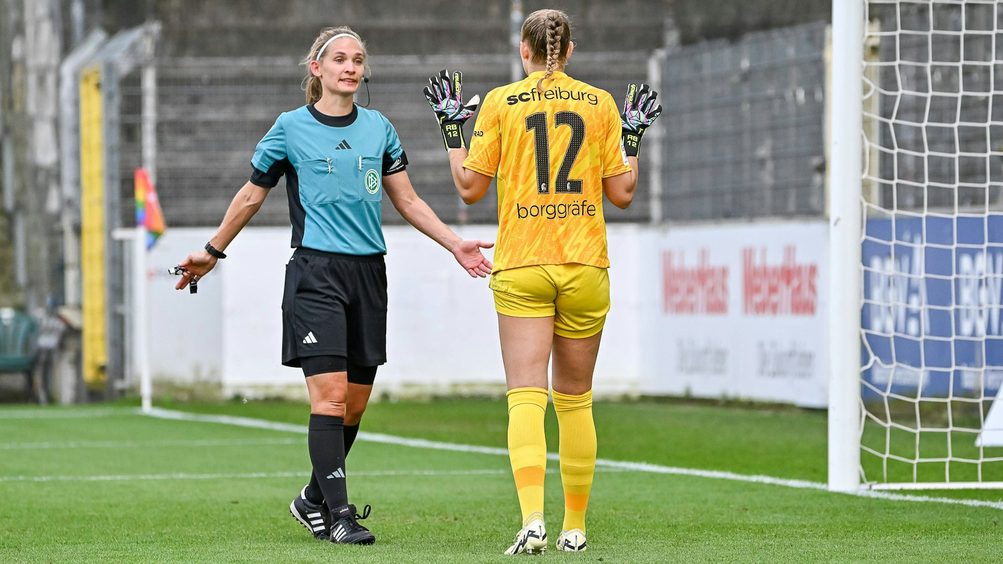 Theresa Hug 4. Offizielle laesst einen Elfmeter wiederholen. Rafaela Borggraefe SC Freiburg Frauen, 12 ist damit nicht einverstanden. GER, SC Freiburg - Bayer 04 Leverkusen, Frauen-Fussball, Google Pixel Frauen-Bundesliga, 1. Spieltag, Saison 2024/2025, 31.08.2024 DFB REGULATIONS PROHIBIT ANY USE OF PHOTOGRAPHS AS IMAGE SEQUENCES AND/OR QUASI-VIDEO GER, SC Freiburg - Bayer 04 Leverkusen, Frauen-Fussball, Google Pixel Frauen-Bundesliga, 1. Spieltag, Saison 2024/2025, 31.08.2024 Freiburg *** Theresa Hug 4 officials retake a penalty Rafaela Borggraefe SC Freiburg Frauen, 12 does not agree GER, SC Freiburg Bayer 04 Leverkusen, Frauen Fussball, Google Pixel Frauen Bundesliga, 1 Spieltag, Saison 2024 2025, 31 08 2024 DFB REGULATES PROHIBIT ANY USE OF PHOTOGRAPHS AS IMAGE SEQUENCES AND OR QUASI VIDEO GER, SC Freiburg Bayer 04 Leverkusen, Women Football, Google Pixel Women Bundesliga, 1 Matchday, Season 2024 2025, 31 08 2024 Freiburg Copyright: xEibner-Pressefoto/ThomasxHessx EP_THS