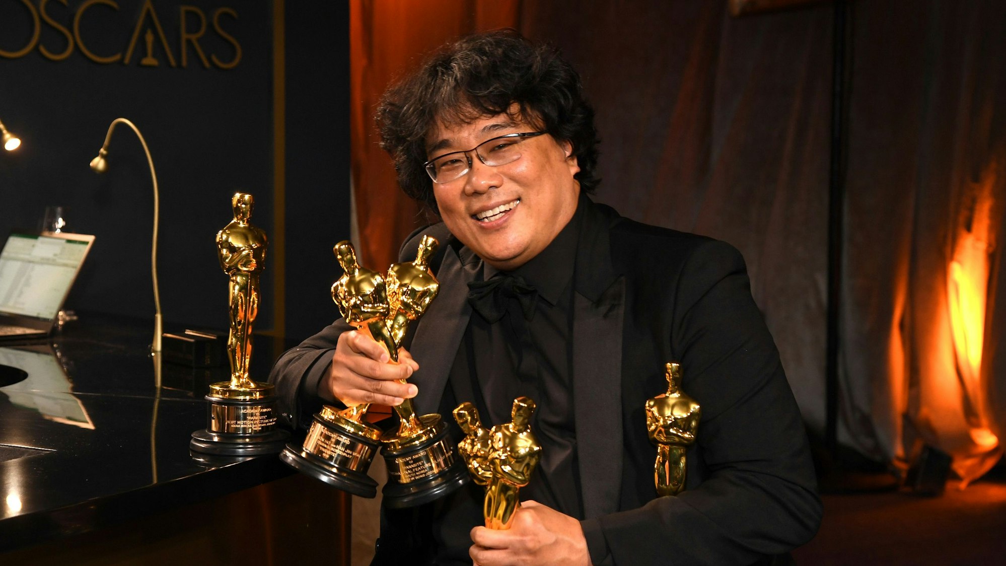 Bong Joon-ho zeigt die erhaltene Oscars für seinen Film "Parasite" in den Kategorien "Beste Regie","Bestes Originaldrehbuch", "Bester Film" und "Bester fremdsprachiger Film".
