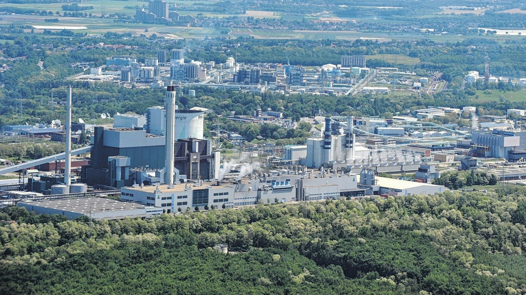 Das Foto zeigt eine Luftaufnahme des Goldenbergkraftwerks auf dem Knapsacker Hügel.