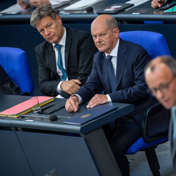 Friedrich Merz (vorn), CDU-Bundesvorsitzender und CDU/CSU Fraktionsvorsitzender im Bundestag, spricht vor Bundeskanzler Olaf Scholz (SPD, M) und Robert Habeck (Bündnis 90/Die Grünen), Bundesminister für Wirtschaft und Klimaschutz, nach der Regierungserklärung zu den Gipfeltreffen von EU und NATO im Bundestag.
