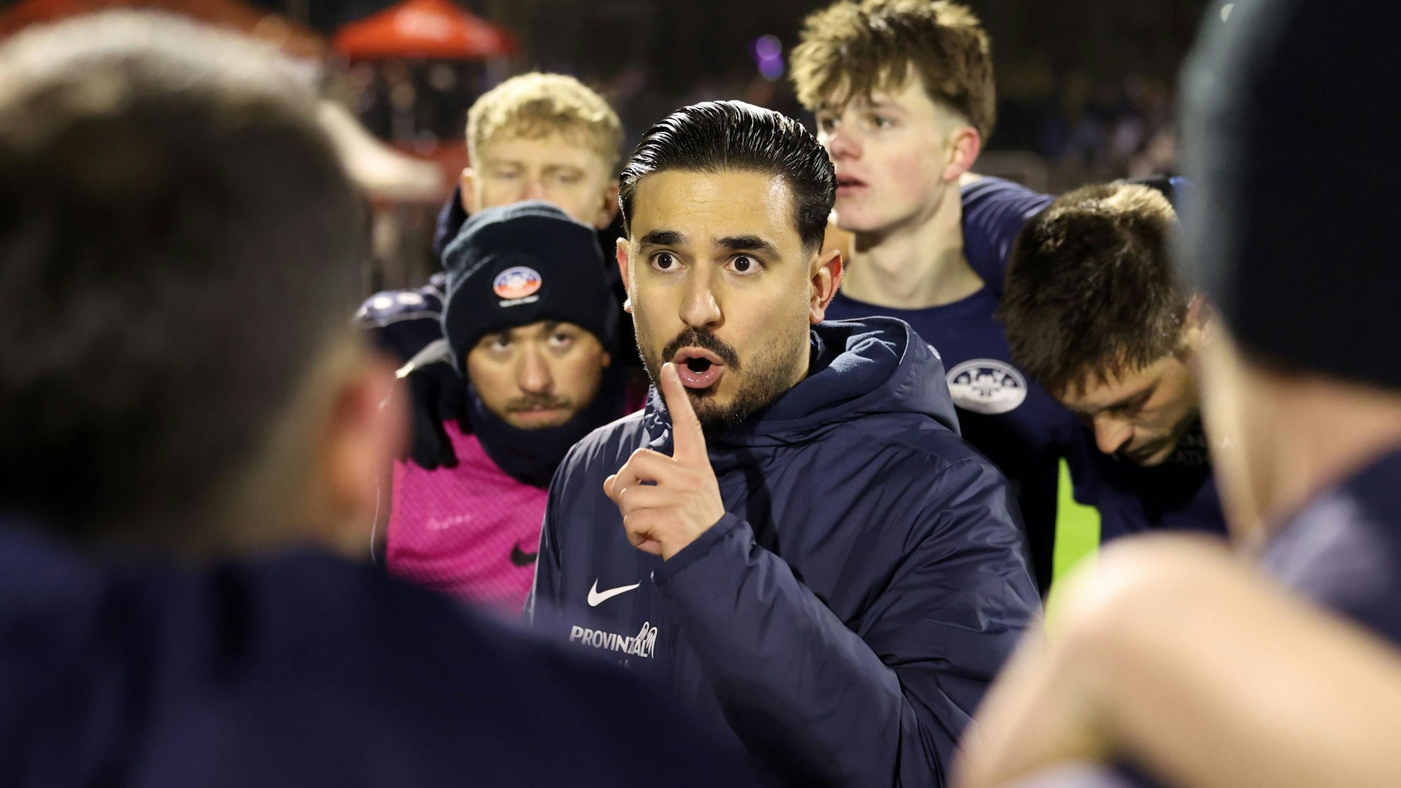 TVH-Trainer Baran Dagdelen im Kreise seiner Mannschaft.