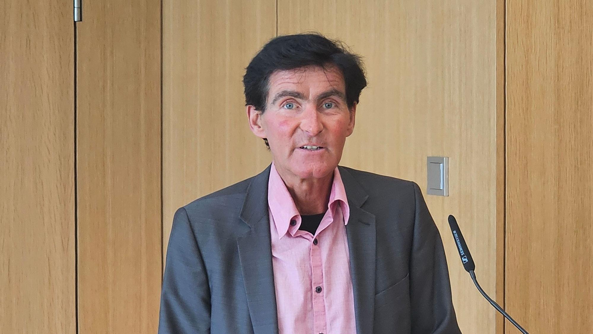 Das Foto zeigt Thomas Kreyes an einem Rednerpult.