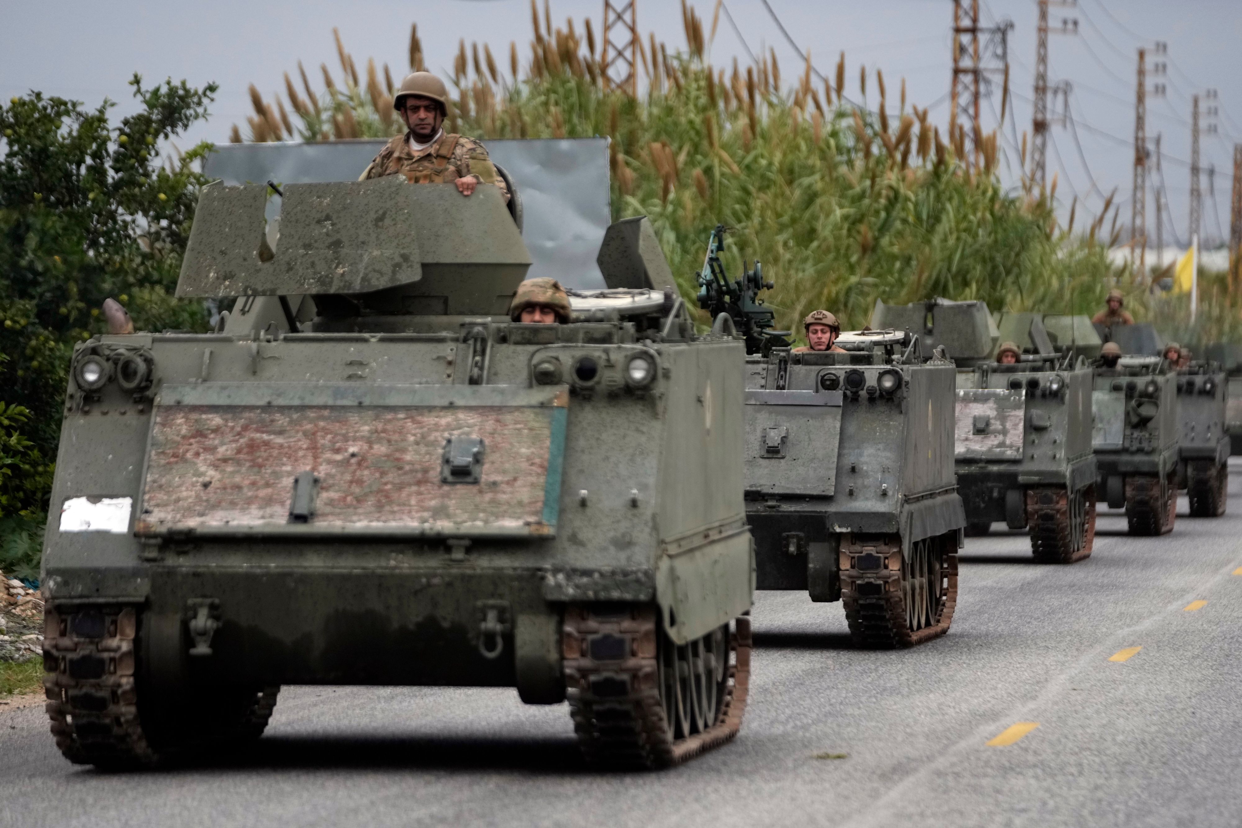 Libanesische Soldaten fahren in einem Konvoi auf dem Weg in den Südlibanon, nachdem eine Waffenruhe zwischen Israel und der Hisbollah in Kraft getreten ist.